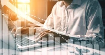 Pourquoi investir en bourse sur les SRDs ? Un homme sur son PC et une courbe