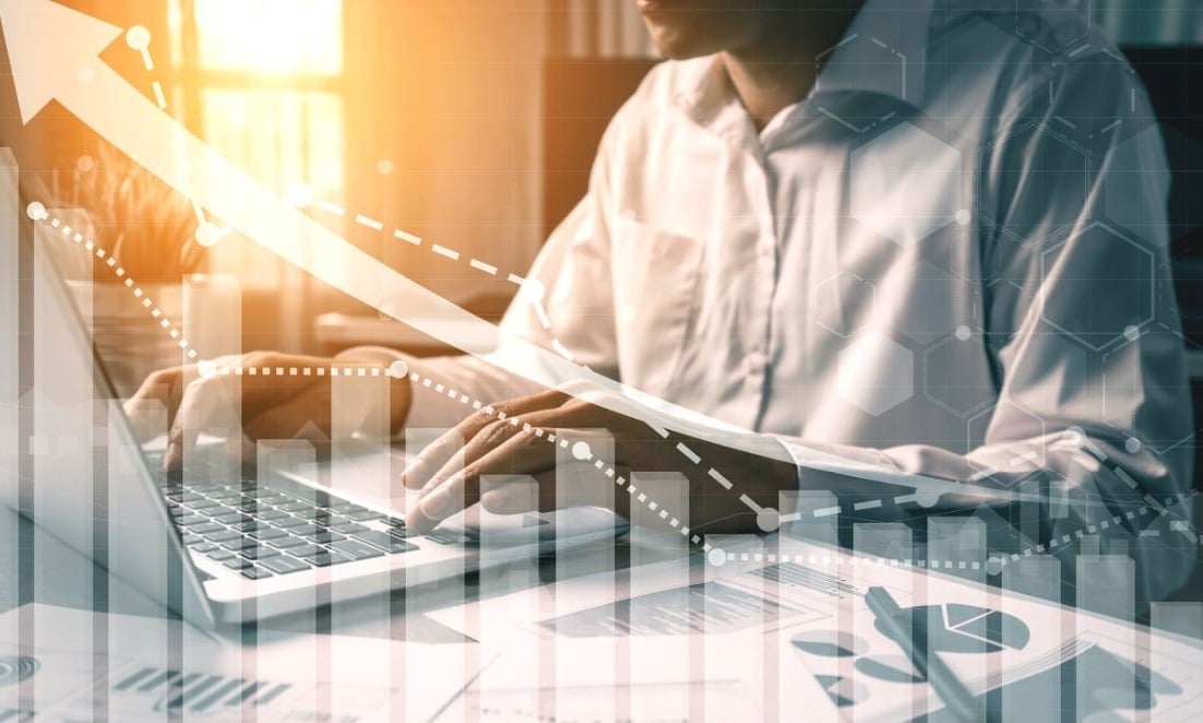 Un homme sur son PC et une courbe